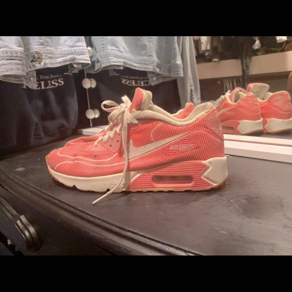 Women’s hot pink Air Max’s